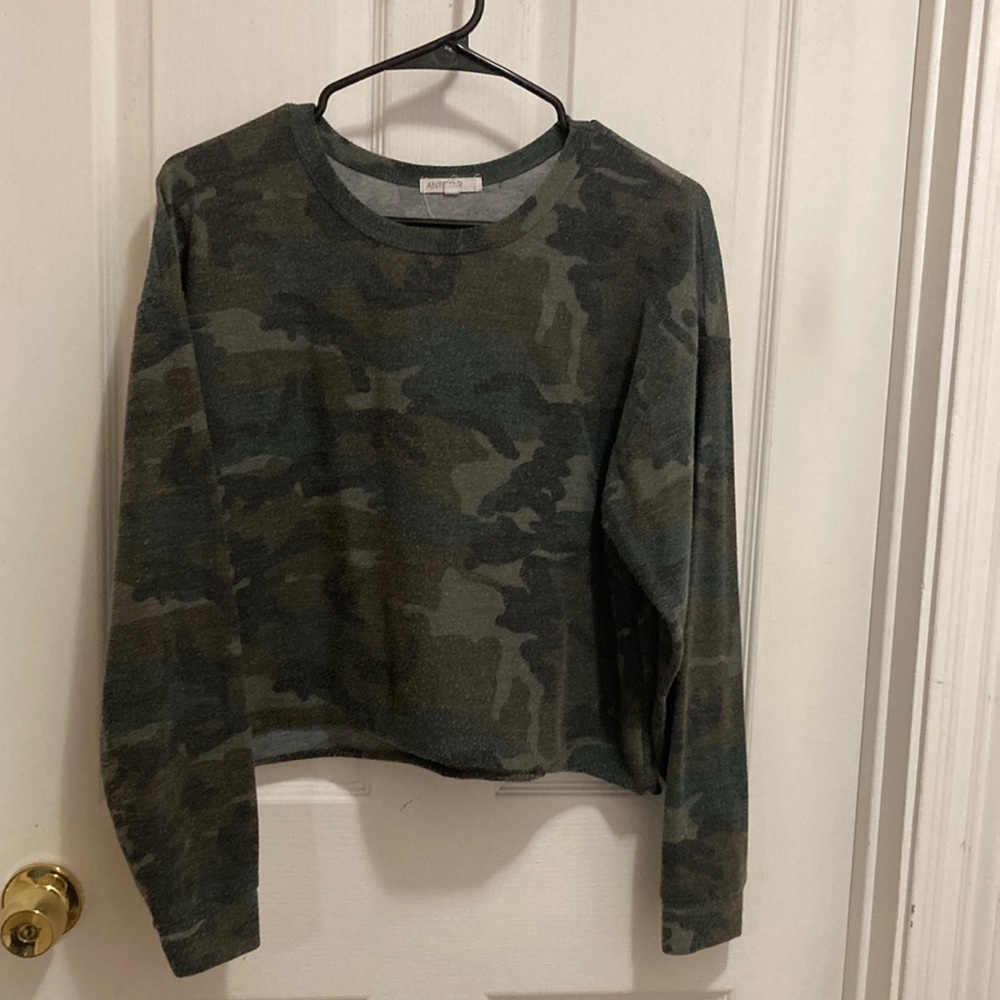 Cropped camouflage long sleeve.